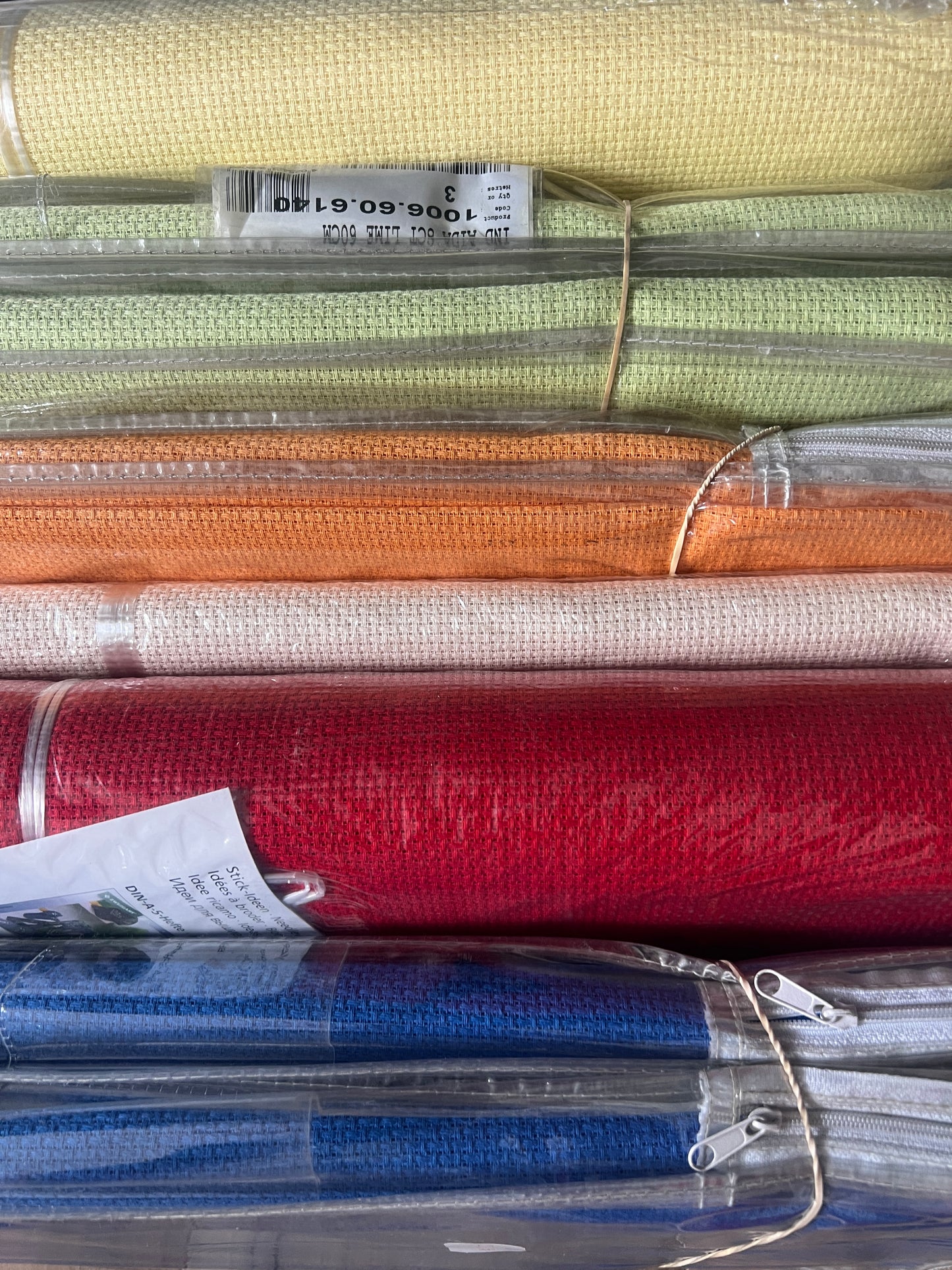 08 COUNT ZWEIGART  RED AIDA 60 CM X 100 CM