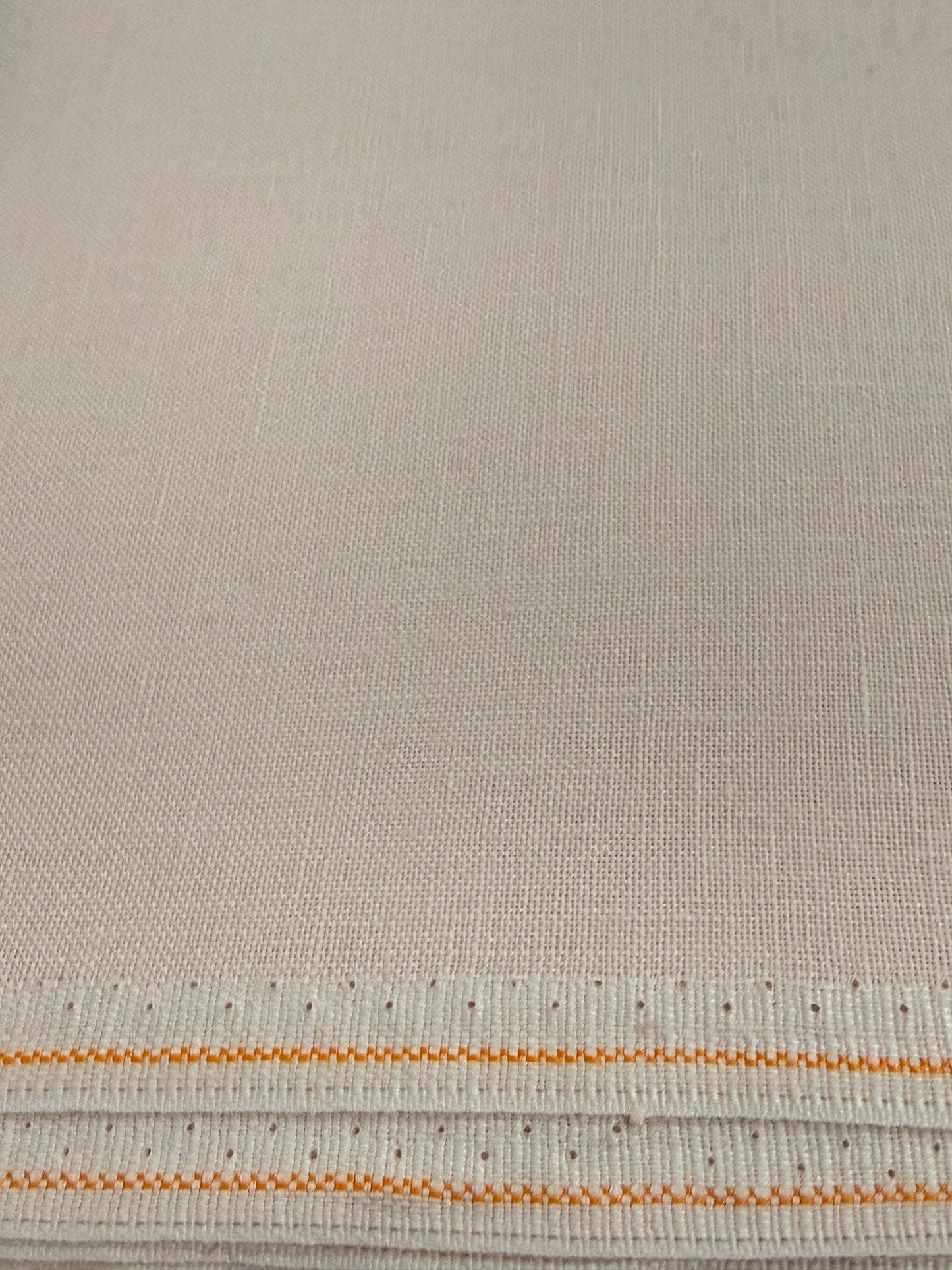 40  COUNT ZWEIGART NEWCASTLE  LINEN PARCHMENT (770)