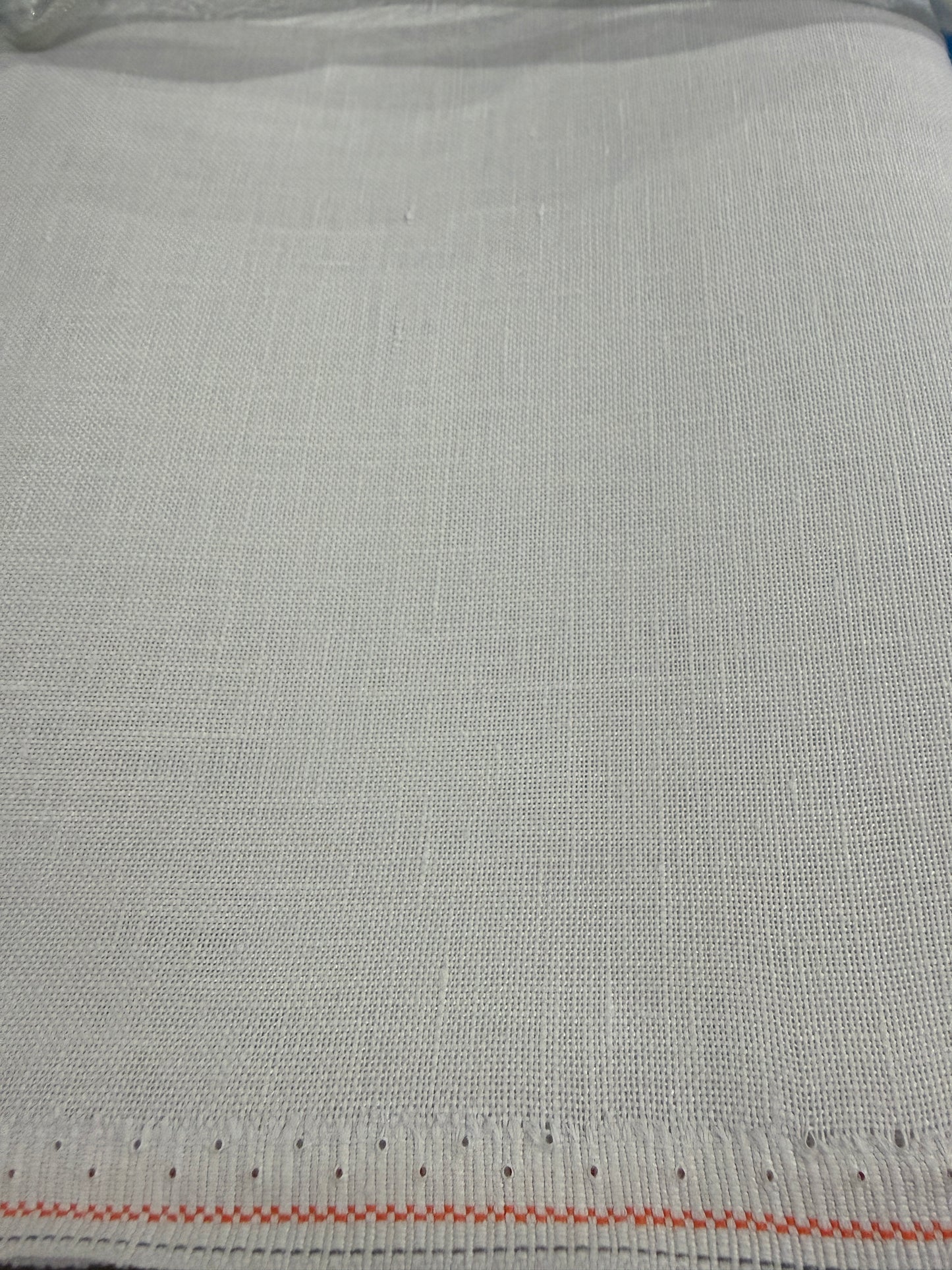 40  COUNT ZWEIGART NEWCASTLE  LINEN PARCHMENT (770)