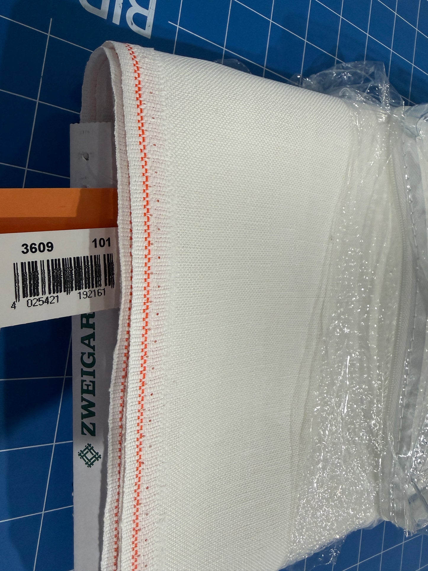 32 COUNT ZWEIGART BELFAST LINEN 32 COUNT PALE BLUE (562)